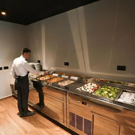 酒店 Alvin Comfort 4*