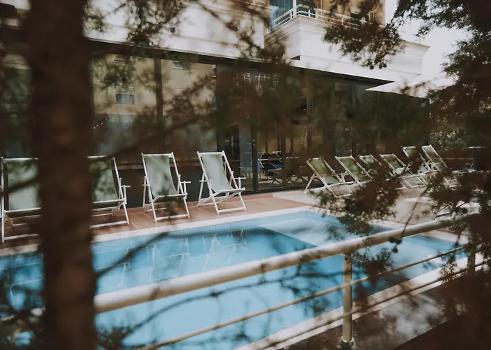 Alvin Comfort Kryemëdhej